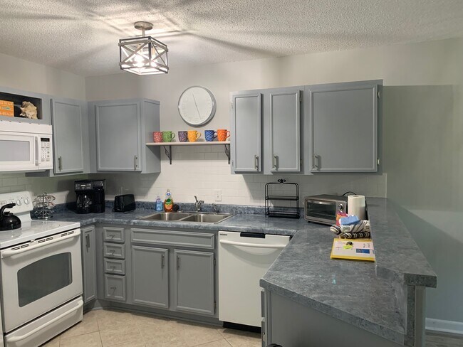 Fully equipped kitchen - 10 Lemoyne Ave