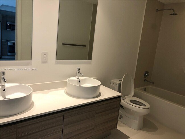 Foto del edificio - 121 NE 34th St