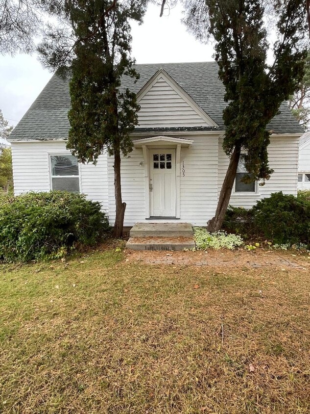 1305 E Broomfield Rd, Mount Pleasant, MI 48858 House Rental in Mount