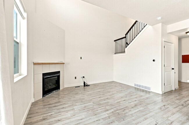 Building Photo - 3 Bedroom 2.5 Bathroom Townhome in Bluffdale!