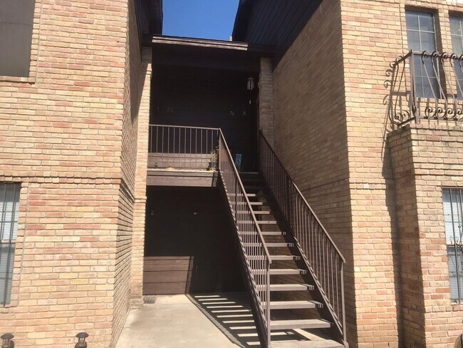 Building Photo - 207 Martingale