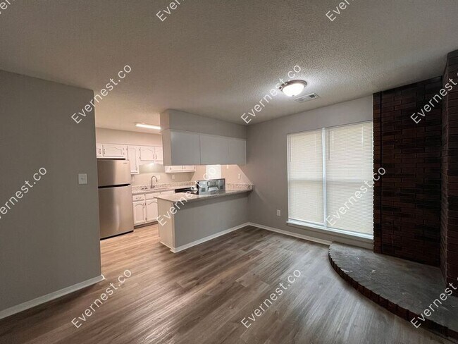 Foto del edificio - 3825 Shadow Oaks Pkwy