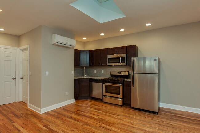Foto del edificio - 2112 Chancellor St