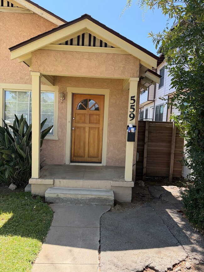 puerta principal - 559 Lincoln Ave