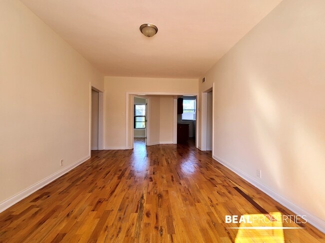 Foto del edificio - 831 W Waveland Ave