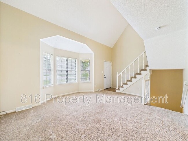 Building Photo - 164-168 SW Robin Rd