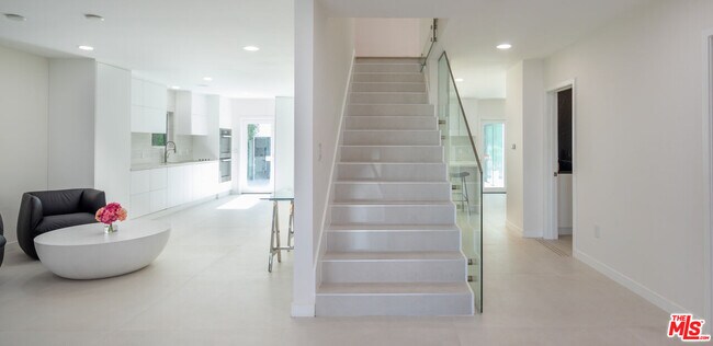 Foto del edificio - 9432 Oakmore Rd