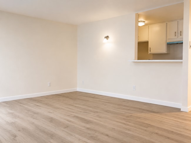 Interior Photo - 14228-14230 Dickens St