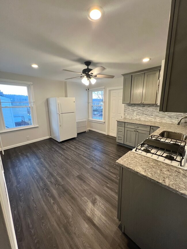 Kitchen - 447 New England Ter