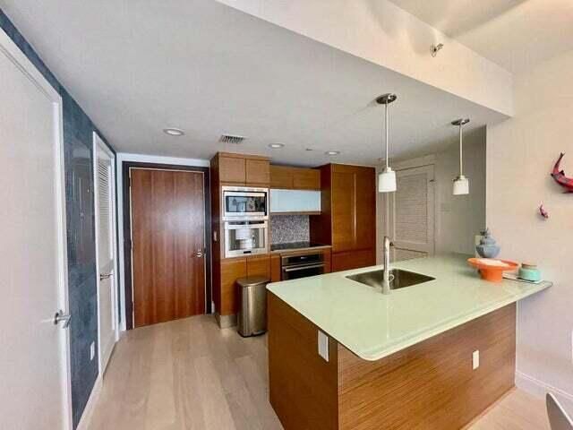 Foto del edificio - 5875 Collins Ave