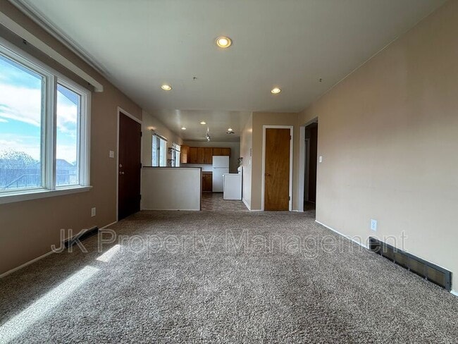 Building Photo - 1301 14th Ave S