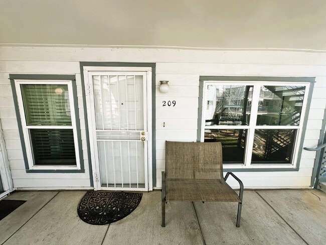 Building Photo - Updated 2 Bedroom, 2 Bath Condo (Available Immediately)