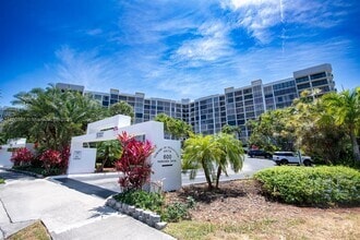 Building Photo - 600 Parkview Dr
