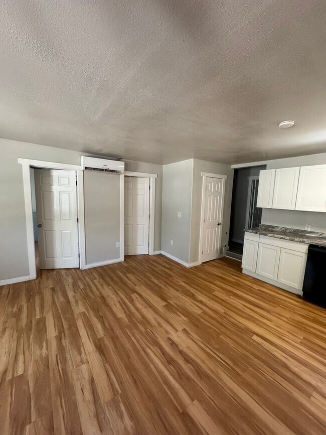 Foto del edificio - 3 BED 2 BATH IN REDDING