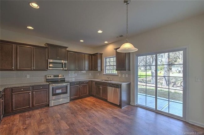 Building Photo - 154 Calderdale Ln