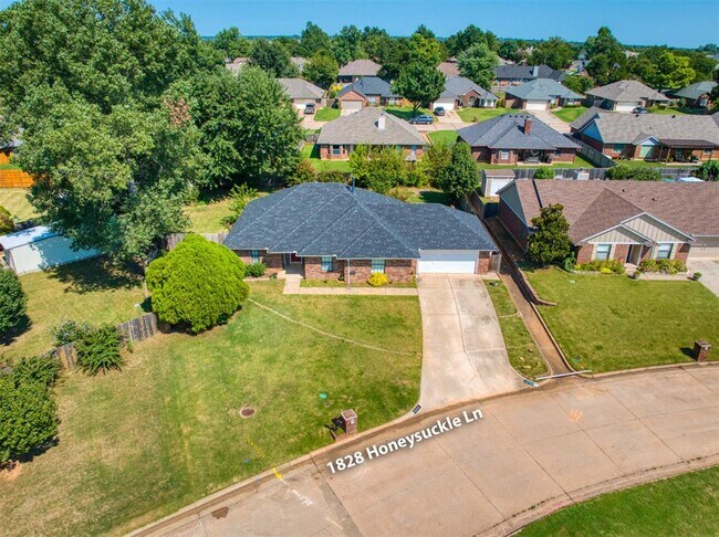 Foto del edificio - 1828 Honeysuckle Ln