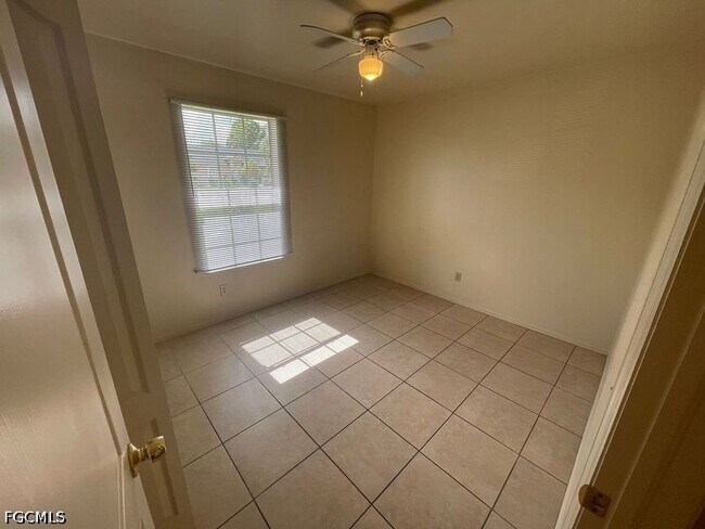 Building Photo - 445 Candlewick Cir W