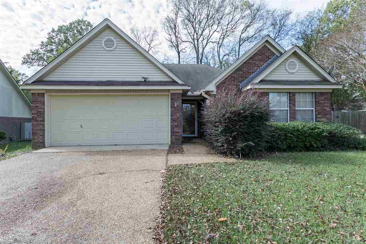 Primary Photo - 17 Peppermill Dr