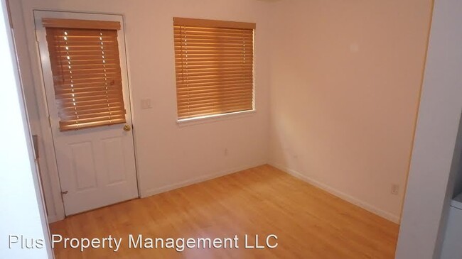 Building Photo - 635-639 SW Pelton Pl