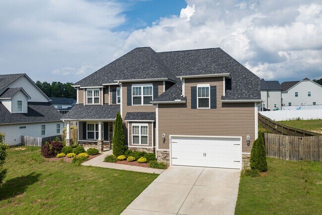 Foto del edificio - Pristine and Spacious Home in Highly Desirable Winston Pointe