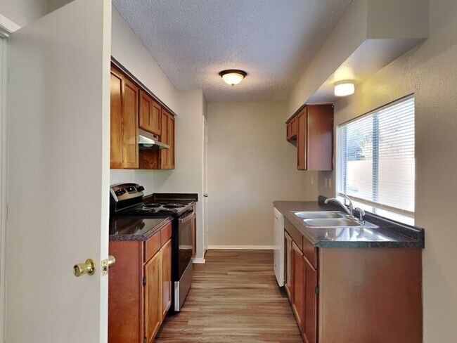 Building Photo - 1201 Saturn Dr