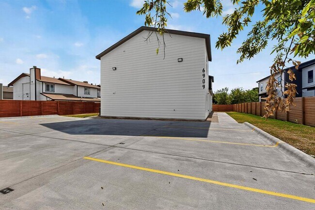 Foto del edificio - 6909 Wentworth Dr