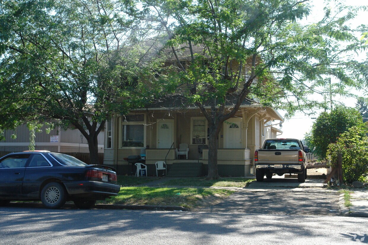 Building Photo - 704 N 2nd St