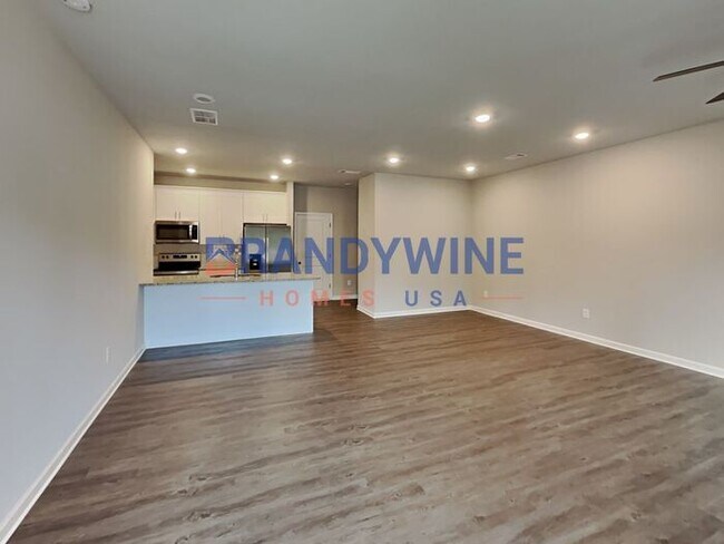 Building Photo - MOVE-IN SPECIAL! MOVE IN BY 1/30 AND RECEI...