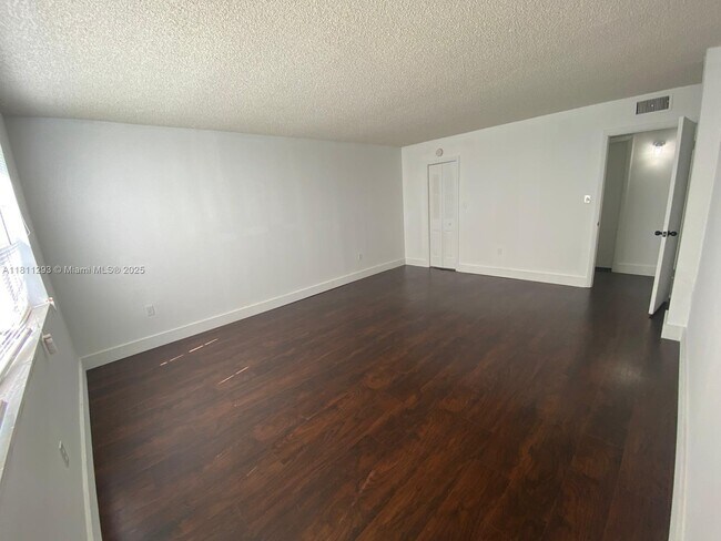 Foto del edificio - 6960 Miami Gardens Dr