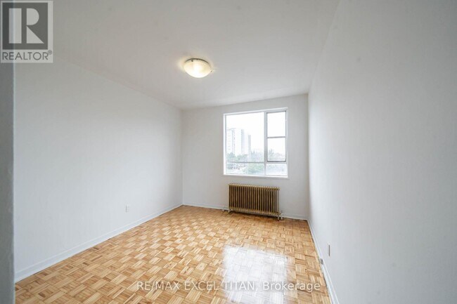 Photo du bâtiment - 2895 Bathurst St