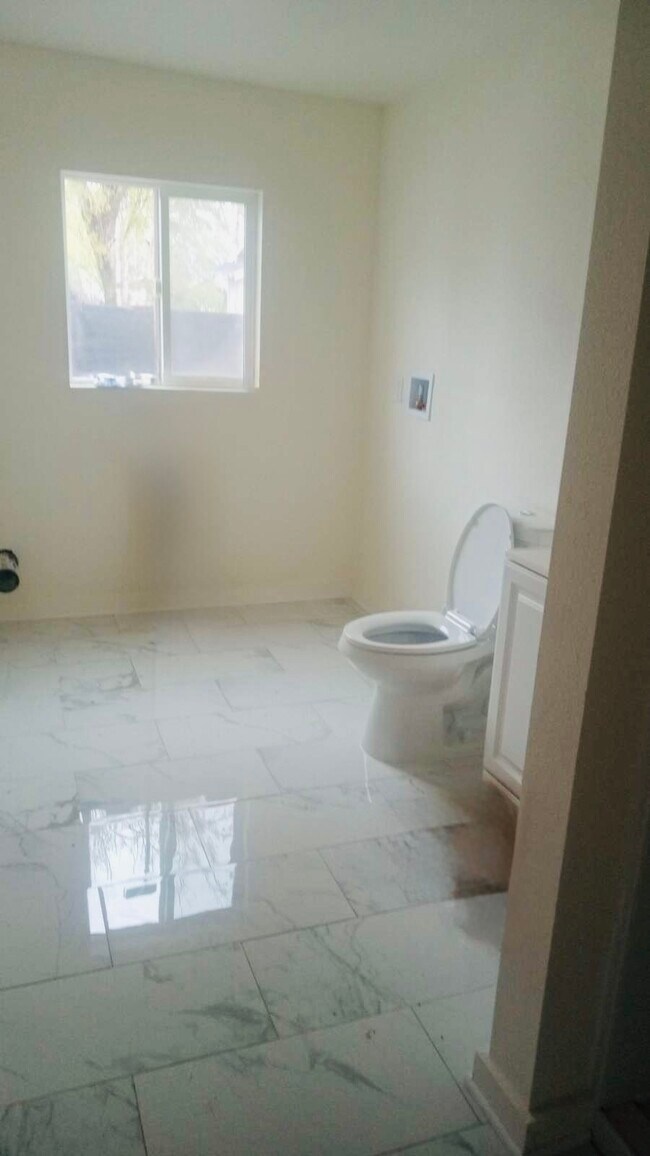 Foto del edificio - 690 W 8th St