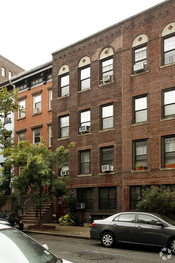 Building Photo - 210 E 31st St