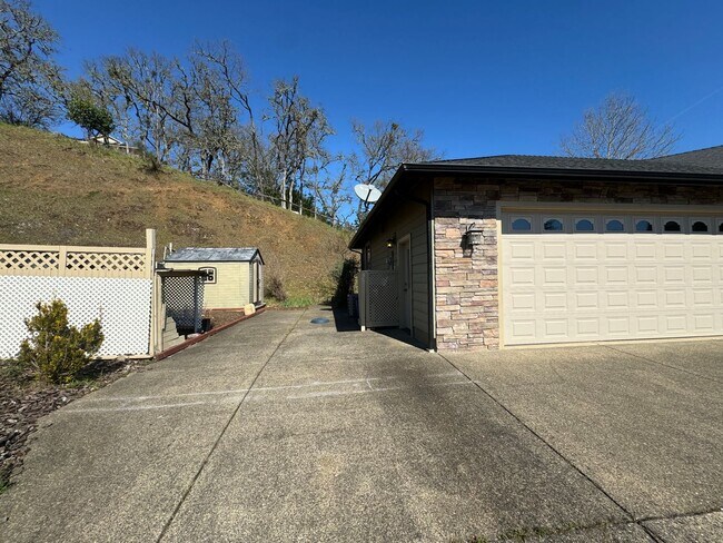 Building Photo - Desirable 3 bedroom House in a Gated Neigh...