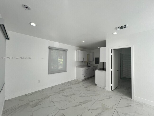 Building Photo - 384 Tamiami Canal Rd