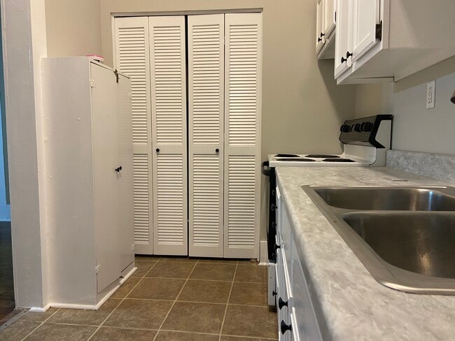 Building Photo - 510 S 6th St