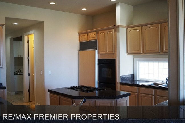 Building Photo - 4770 Aberfeldy Rd