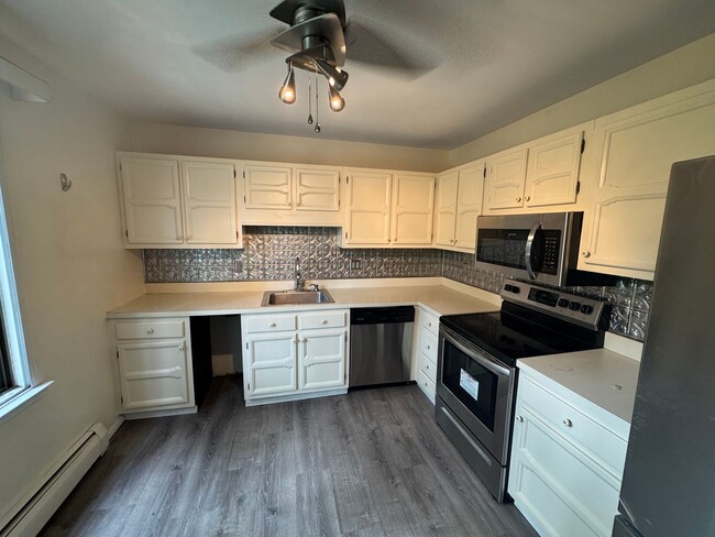 Building Photo - Spacious Shoreline 2 Bedroom Condo