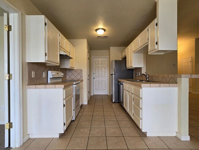 Foto del edificio - AVAILABLE NOW!