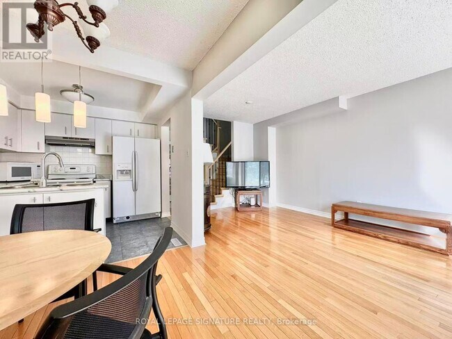 Building Photo - 7 Farnham Dr