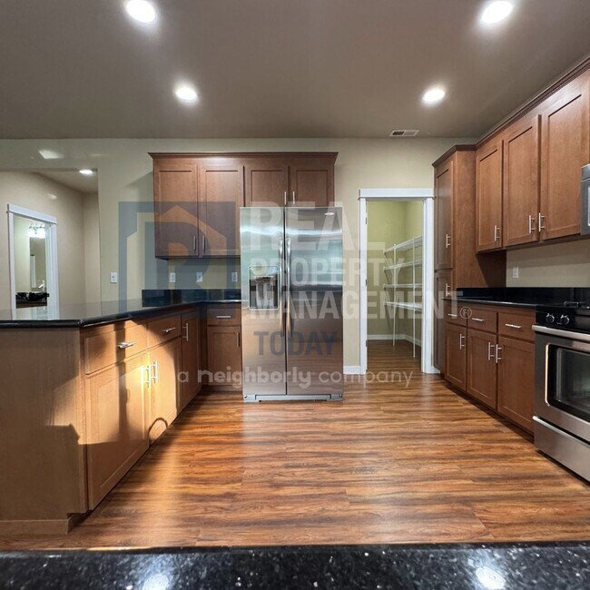 Foto del edificio - Stunning 5 Bedroom In Graham!