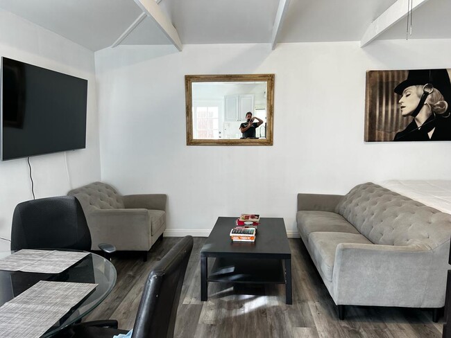 Building Photo - 340 1/2 Rennie Ave