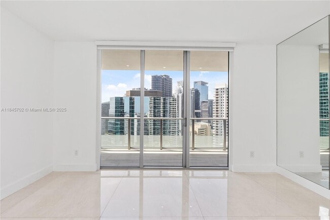Foto del edificio - 1300 Brickell Bay Dr