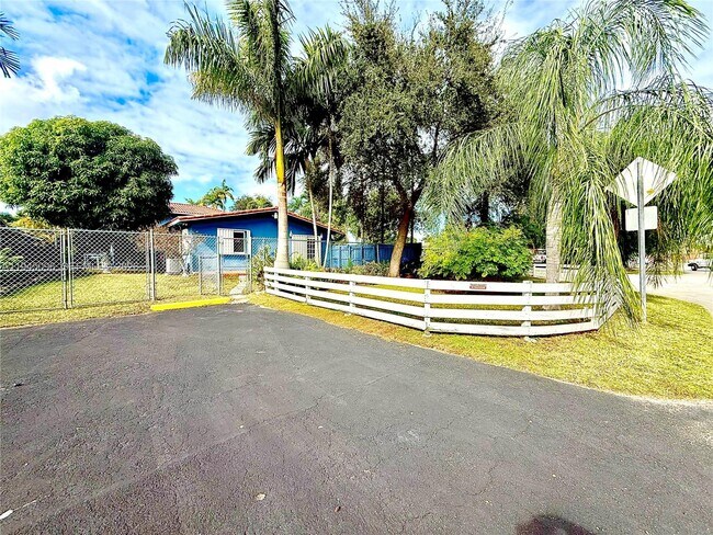 Foto del edificio - 11900 SW 6th St