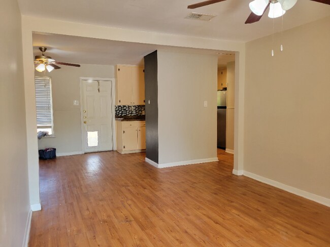 Building Photo - 8211 Red Oak Cir S