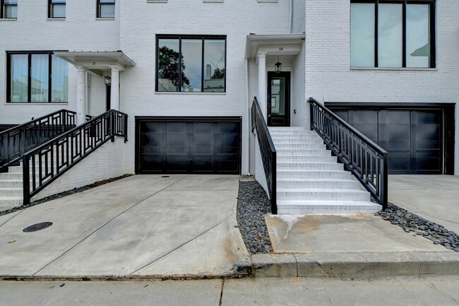 Building Photo - Perfectly Located, Luxury Townhome, 3 Bedr...