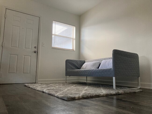 Área de la sala de estar - 451 NW 7th Street - Miami Central Apartments