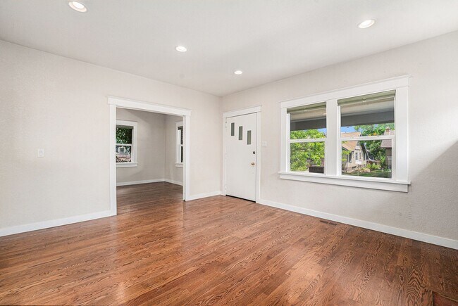 Foto del edificio - Updated Craftsman Bungalow in Congress Par...