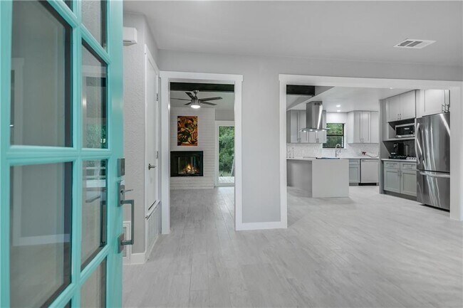 Building Photo - 1105 Serenada Dr