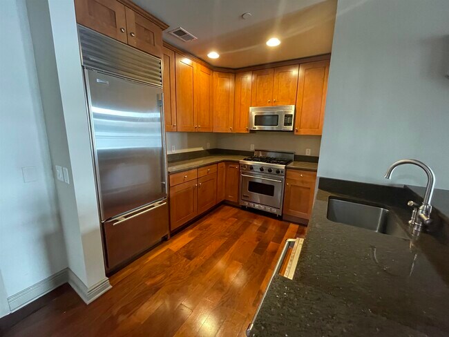 Foto del edificio - 7400 River Rd
