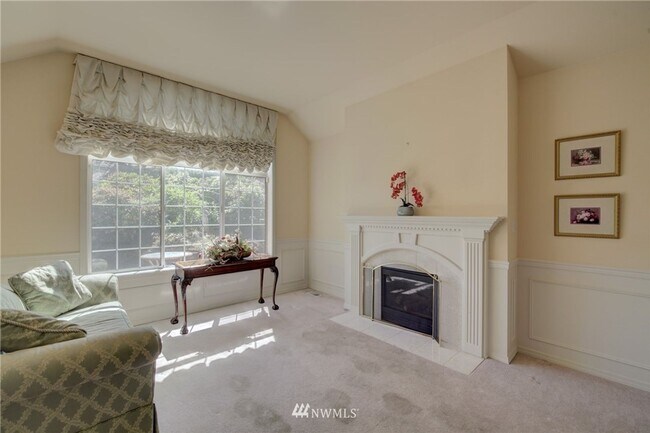 Foto del edificio - 5 bedroom + Bonus room with a large fenced...